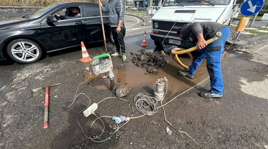 Giarre, 4 giorni di sprechi prima di incaricare una ditta e risolvere una grossa perdita a Trepunti