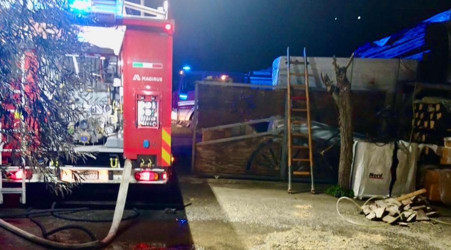 I Vigili del Fuoco intervengono per un incendio falegnameria a Bronte