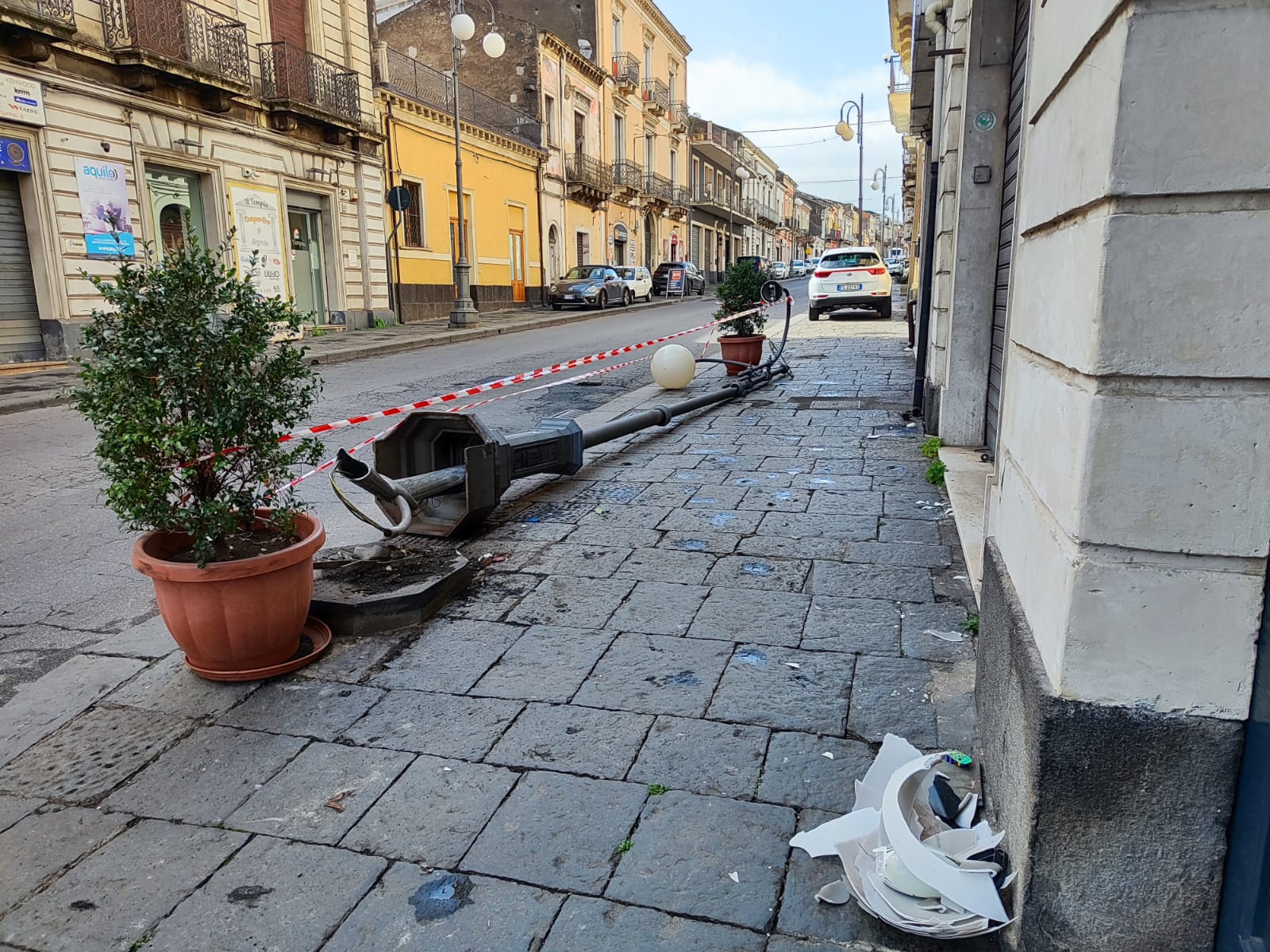 Giarre, auto si schianta contro un palo artistico della pubblica ...