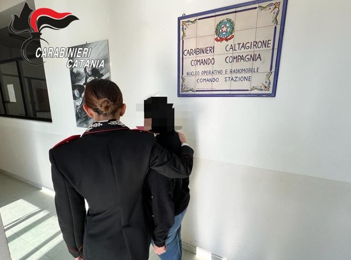 Salvata dalla telefonata della nonna: i Carabinieri arrestano un 24enne per maltrattamenti