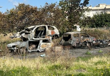 Giarre, in via Liguria regna l'anarchia urbana: in fiamme diverse auto da demolire