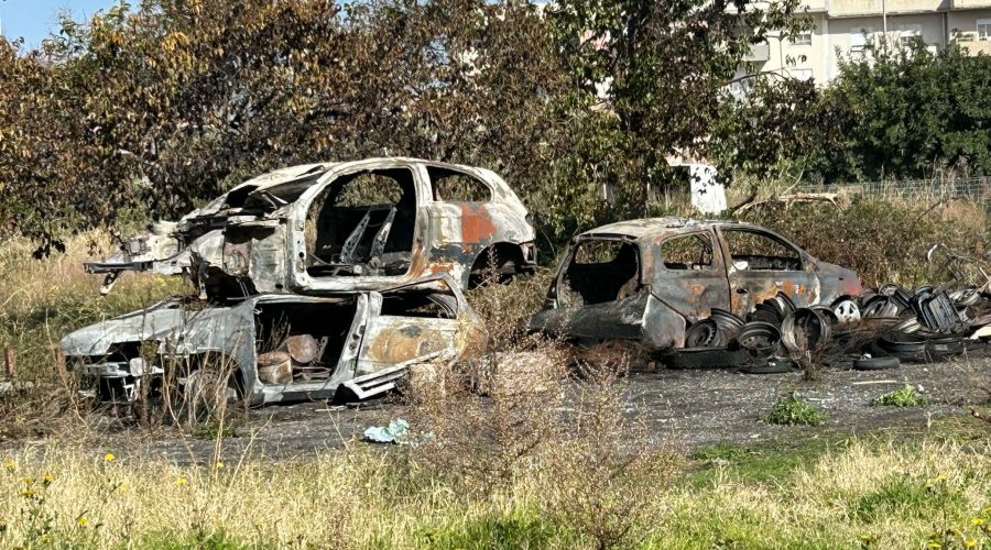 Giarre, in via Liguria regna l’anarchia urbana: in fiamme diverse auto da demolire