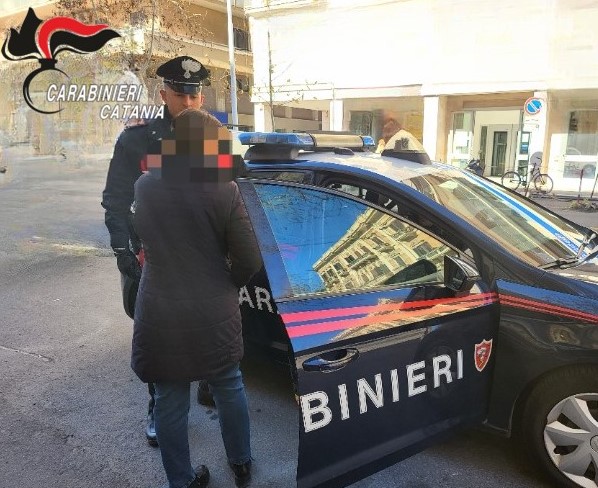 Arrestata per “rapina in concorso e lesioni aggravate” e denunciata per “false attestazione dell’identità”