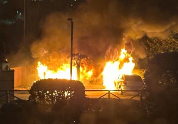 Giarre, a fuoco una Renault in via Teocrito. Danneggiata una seconda vettura. Si ipotizza il dolo VD