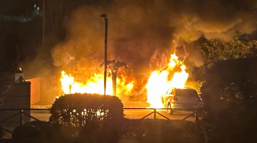 Giarre, a fuoco una Renault in via Teocrito. Danneggiata una seconda vettura. Si ipotizza il dolo VD