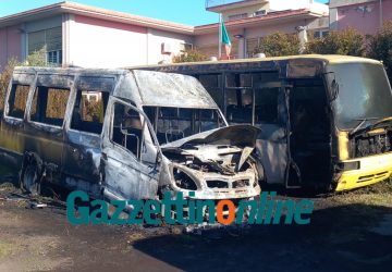 Fiumefreddo, a fuoco due scuolabus nel deposito comunale