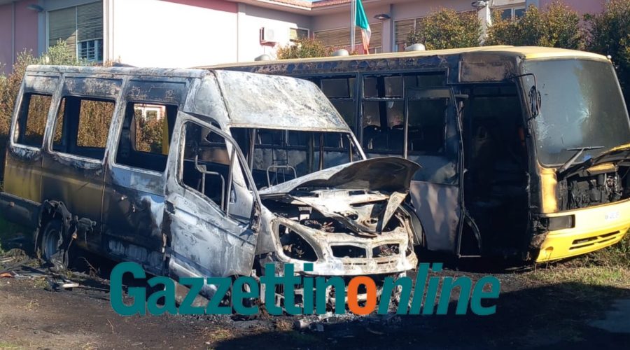Fiumefreddo, a fuoco due scuolabus nel deposito comunale