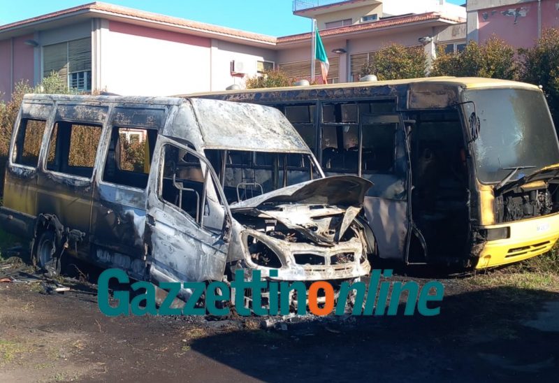 Fiumefreddo, a fuoco due scuolabus nel deposito comunale