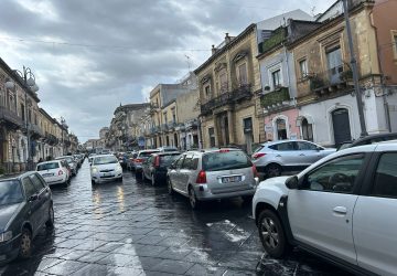 Giarre, caos quotidiano in via Callipoli. Vistosa carenza di Vigili: numerosi candelabri a rischio caduta