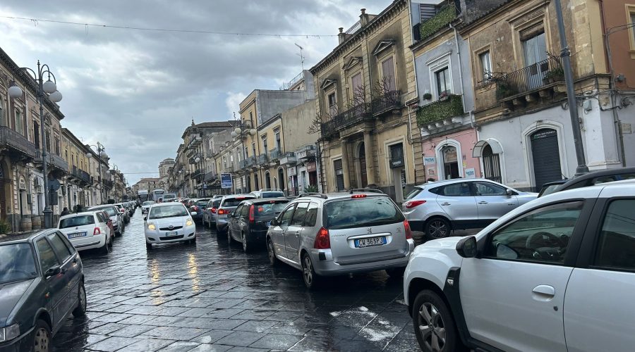 Giarre, caos quotidiano in via Callipoli. Vistosa carenza di Vigili: numerosi candelabri a rischio caduta