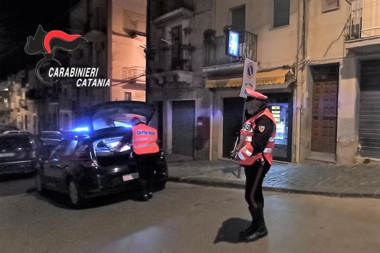 Droga, armi ed estorsioni, 13 arresti in Lazio e nel Catanese
