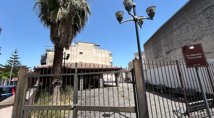 Giarre, quale futuro per l’ex macello di piazza Ungheria. L’assessore Raciti: “Potrebbe ospitare un presepe permanente”
