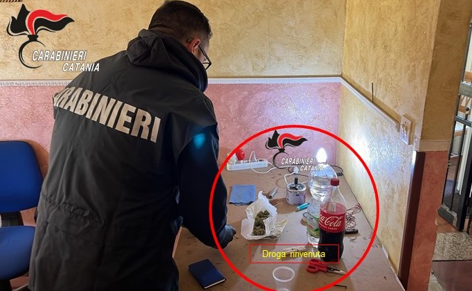 Scoperta una piazza di spaccio in un appartamento