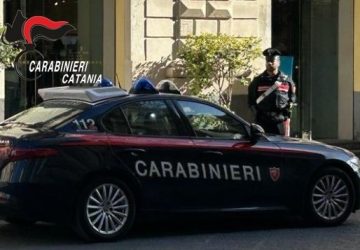 Supera le barriere antitaccheggio e scatta l&rsquo;allarme: denunciato