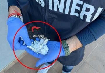 Fermato con la cocaina addosso: arrestato 24enne
