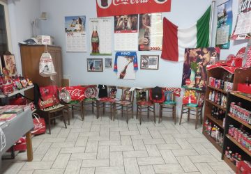 Randazzo, una mostra dei gadgets Coca-Cola e le sue bollicine