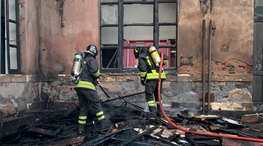 Incendio all’interno dell’ex presidio ospedaliero “Vittorio Emanuele” a Catania