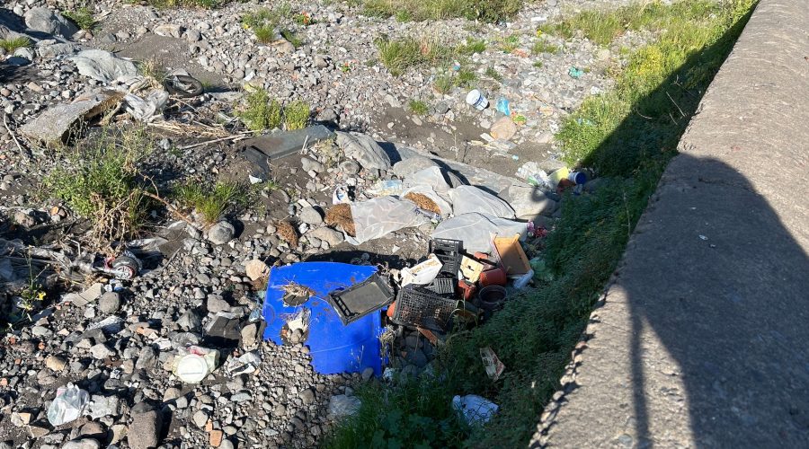 Rischio incendi e allagamenti a Giarre e Riposto: torrenti pieni di rifiuti e vegetazione