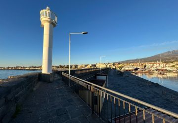 Riposto, riapre la passeggiata nel porto pescherecccio, dopo la messa in sicurezza della mantellata