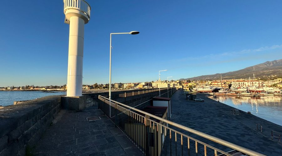 Riposto, riapre la passeggiata nel porto pescherecccio, dopo la messa in sicurezza della mantellata