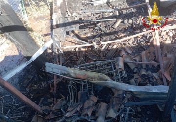 I Vigili del Fuoco intervengono per un vasto incendio a Gravina