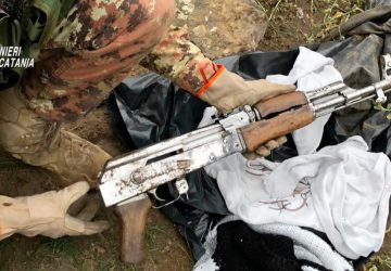 Un arresto per detenzione di arma da guerra, rissa e detenzione di sostanze stupefacenti ai fini di spaccio