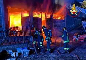Bronte, divampa incendio in un garage. Indagini in corso