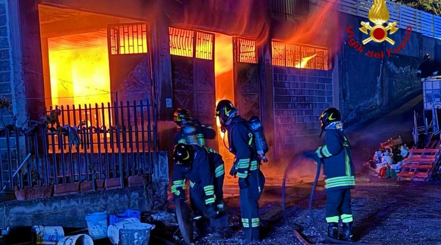 Bronte, divampa incendio in un garage. Indagini in corso