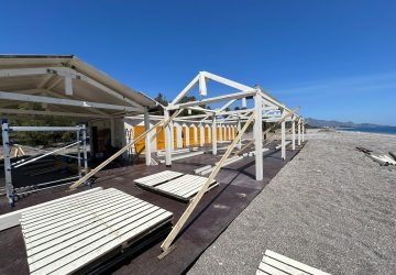 Litorale jonico: si montano i primi lidi a Fondachello