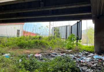 Giarre, a fuoco le cataste di carte da manifesti nel sottoponte