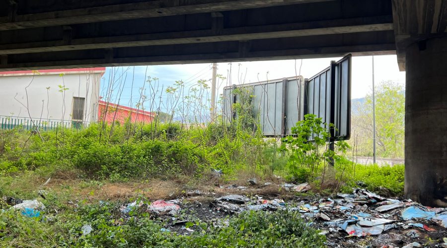 Giarre, a fuoco le cataste di carte da manifesti nel sottoponte