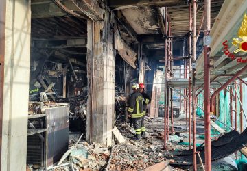 A fuoco il bar "Cioccolato e Caff&egrave;", gravemente ferito dalle ustioni il titolare. Pista dolosa