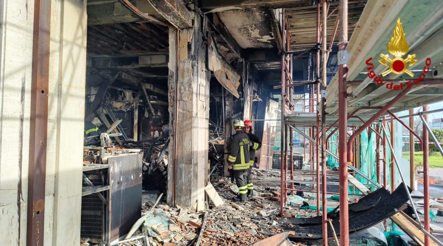 A fuoco il bar “Cioccolato e Caffè”, gravemente ferito dalle ustioni il titolare. Pista dolosa