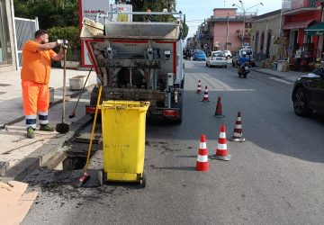 Giarre, bonifica griglie e caditoie: interventi dell'Igm in diverse zone