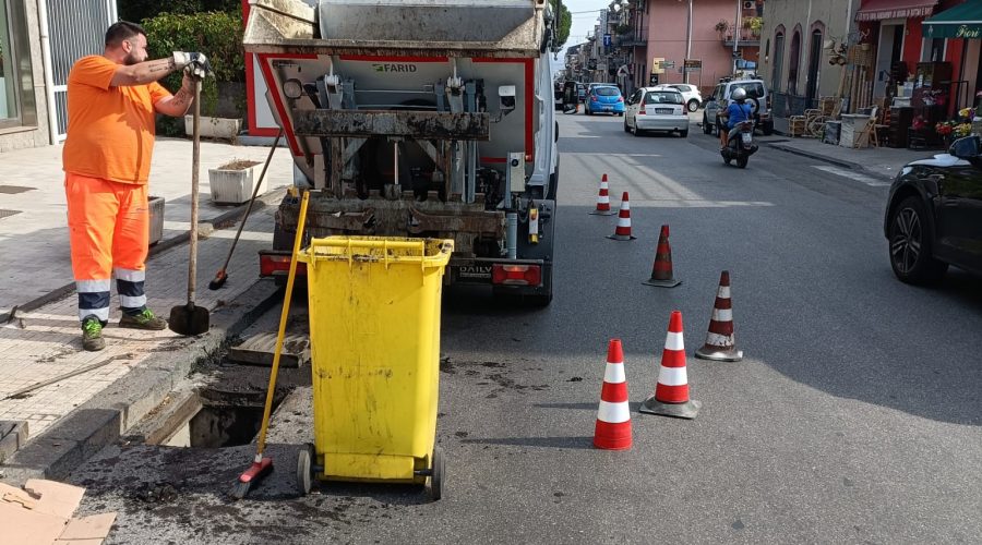 Giarre, bonifica griglie e caditoie: interventi dell’Igm in diverse zone