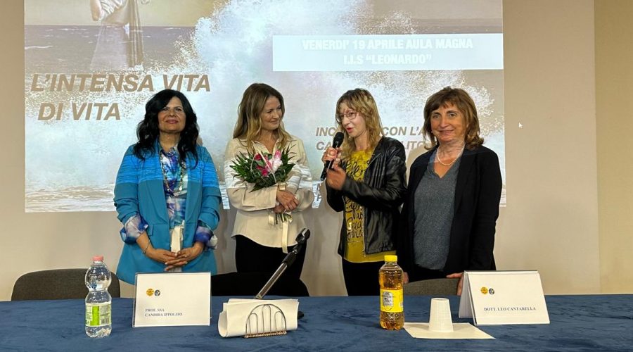 Giarre, al liceo Leonardo incontro-dialogo a classi aperte con la scrittrice Candida Ippolito