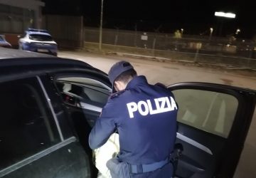 In auto con tre chili di cocaina: arrestato