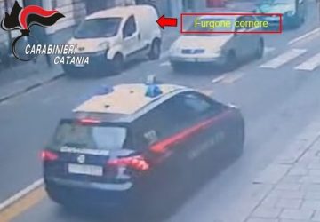 Alleggerisce il furgone di un corriere di farmaci sotto gli occhi dei Carabinieri che lo arrestano