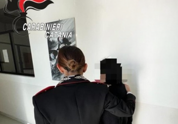 Taglia i capelli e manda in ospedale l&rsquo;ex: i Carabinieri arrestano un 22enne