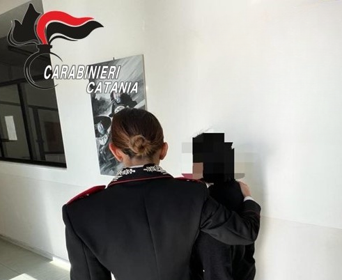 Taglia i capelli e manda in ospedale l’ex: i Carabinieri arrestano un 22enne