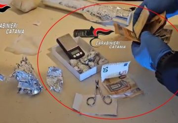 Tentano di disfarsi delle dosi di droga gettandole nel wc: tre pusher arrestati