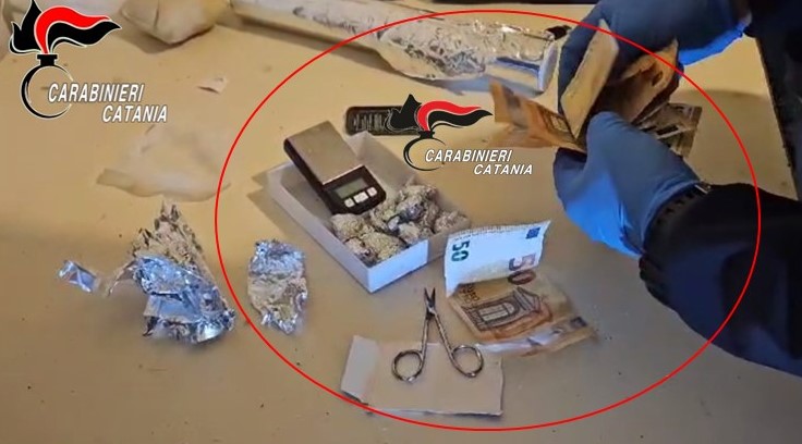 Tentano di disfarsi delle dosi di droga gettandole nel wc: tre pusher arrestati