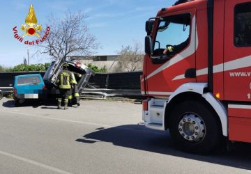 Auto si ribalta ad Acireale: intervento dei VVF