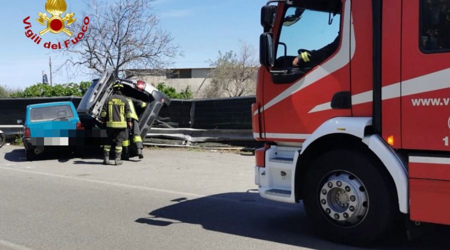 Auto si ribalta ad Acireale: intervento dei VVF