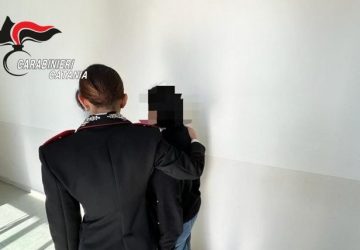 Picchia e minaccia moglie e figlio per ottenere i soldi per la droga: arrestato 53enne