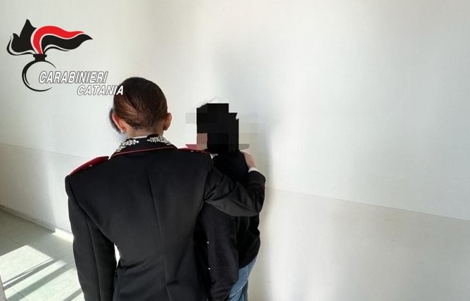 Picchia e minaccia moglie e figlio per ottenere i soldi per la droga: arrestato 53enne