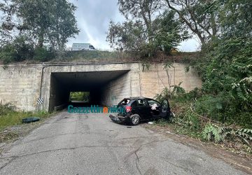 Mascali, coppia di ventenni in A18  "vola" in auto e precipita su una strada di campagna. Interviene elisoccorso VIDEO