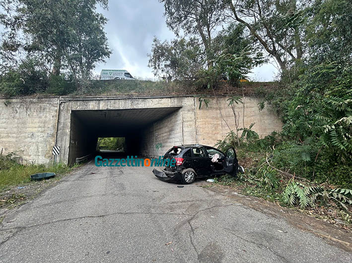 Mascali, coppia di ventenni in A18  “vola” in auto e precipita su una strada di campagna. Interviene elisoccorso VIDEO
