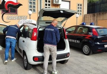 Si disfa di una vecchia auto, poi usa le targhe e i documenti su una nuova rubata. Scoperto e denunciato
