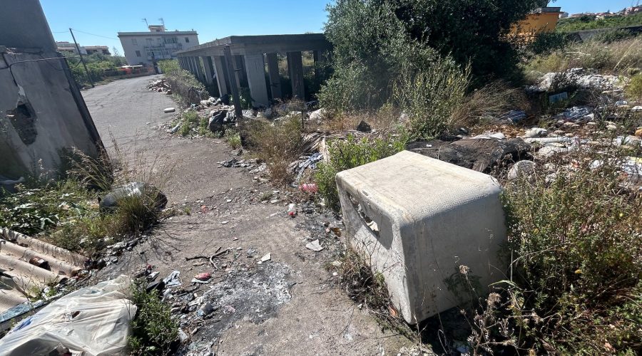 Riposto, da un anno “bomba” inquinante mette in pericolo i residenti. E’ allarme amianto